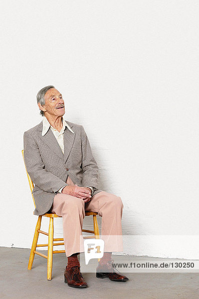 Alter Mann auf einem Stuhl