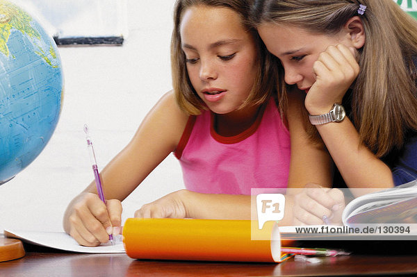 Teenager-Mädchen bei den Hausaufgaben