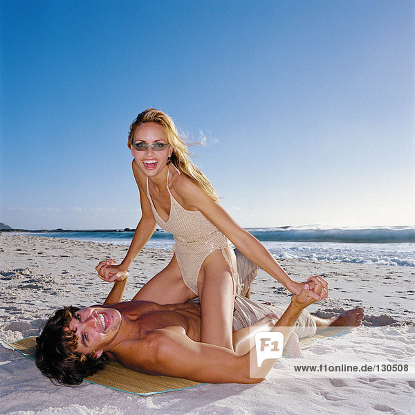Romantischer Mann und Frau am Strand