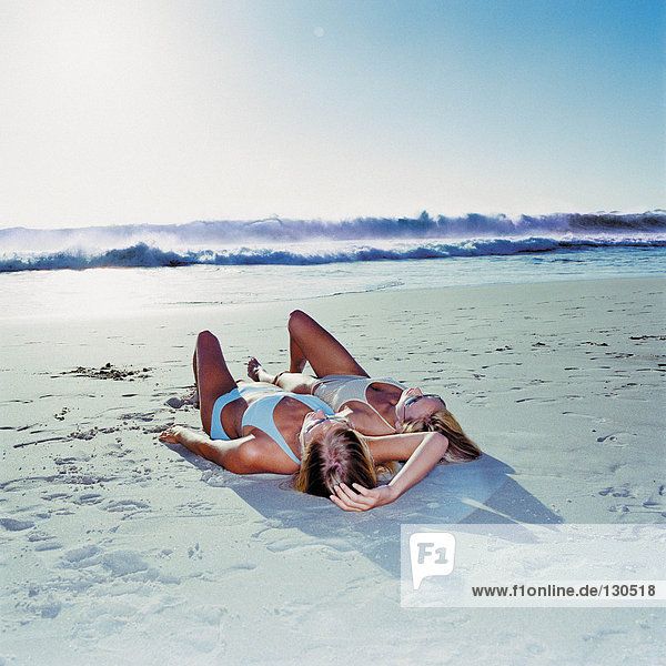 Frauen beim Sonnenbaden am Strand