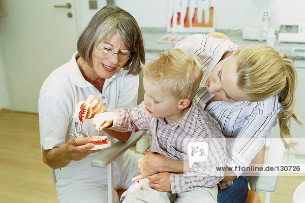 Junge wird vom Zahnarzt untersucht