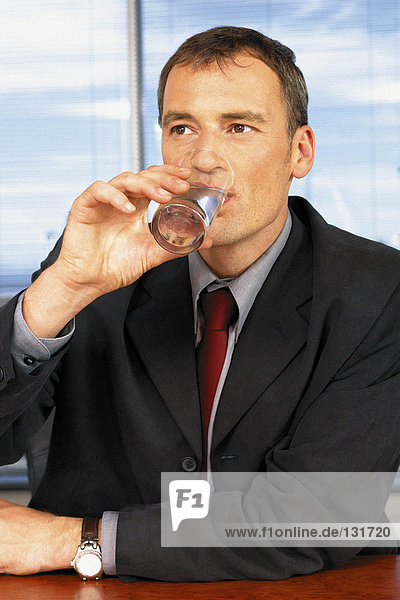 Geschäftsmann Trinkwasser