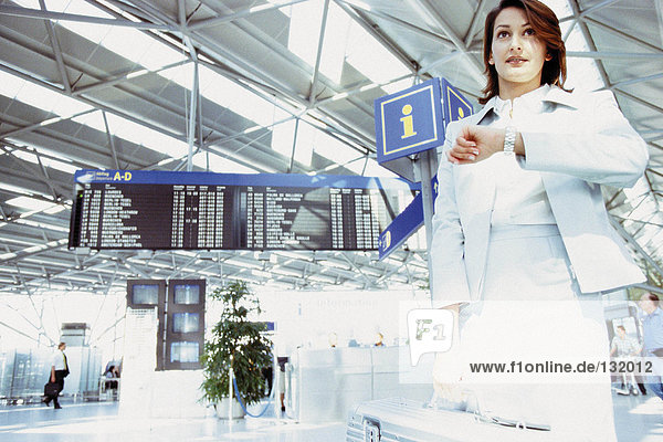 Geschäftsfrau wartet im Flughafenterminal