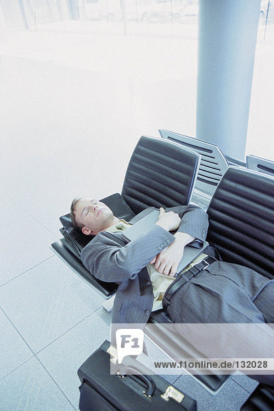 Geschäftsmann entspannt in der Airport Lounge