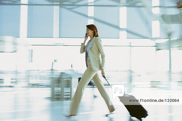 Geschäftsfrau im Flughafen-Terminal