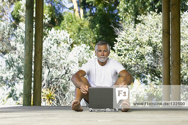 Mann draußen mit Computer