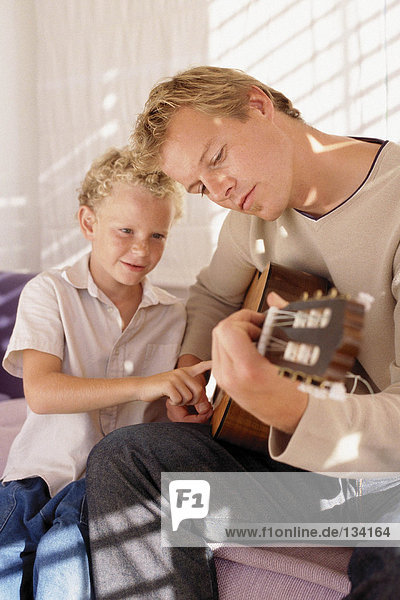 Vater und Sohn mit Gitarre