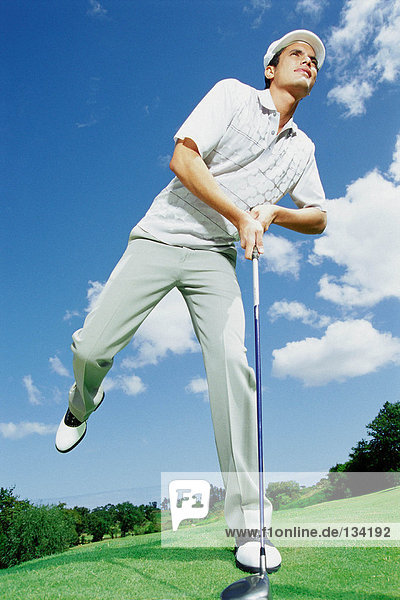 Mann spielt Golf