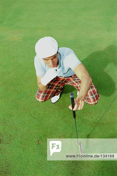 Mann spielt Golf