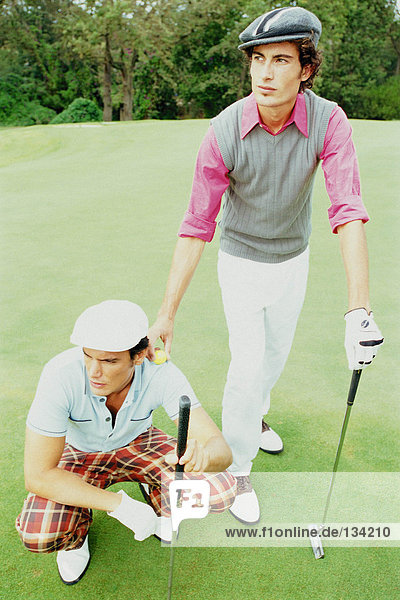 Männer spielen Golf