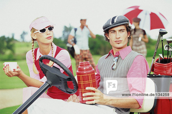 Paar im Golfclub