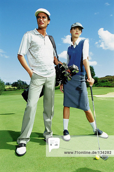 Mann und Frau beim Golfen