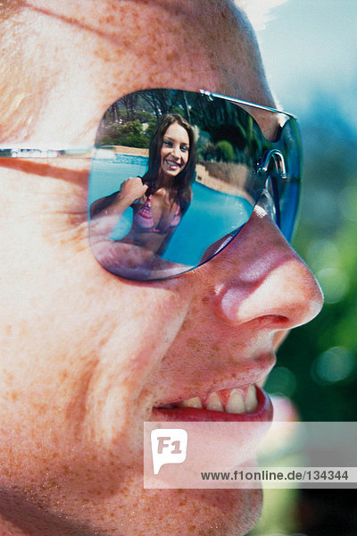 Junge Frau reflektiert in Sonnenbrille