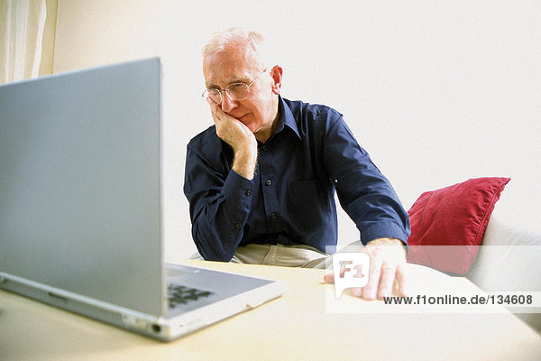 Mann mit Laptop-Computer