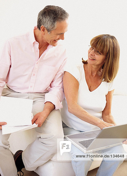 Mann und Frau mit Laptop-Computer