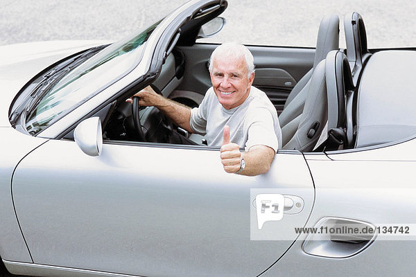 Porträt eines älteren Mannes und eines Cabrios