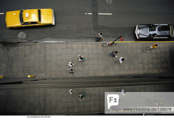 Fußgänger und gelbes Taxi in New York