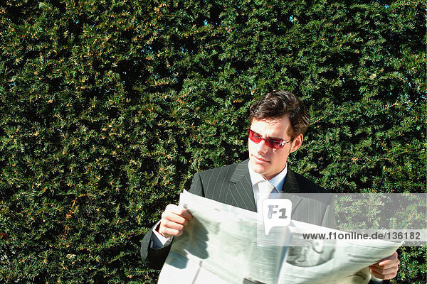Geschäftsmann beim Lesen einer Zeitung