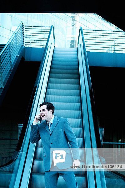Geschäftsmann auf einer Rolltreppe