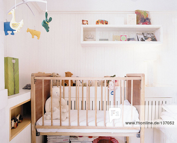Ein Babyzimmer mit Teddybären im Kinderbett.
