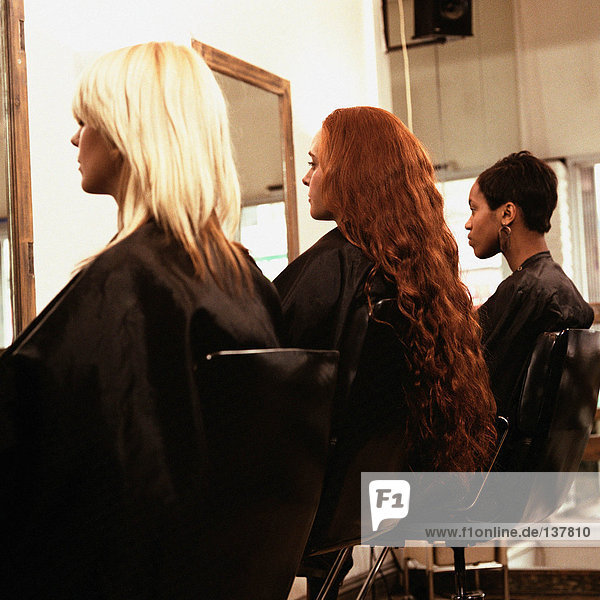 Drei Frauen beim Friseur