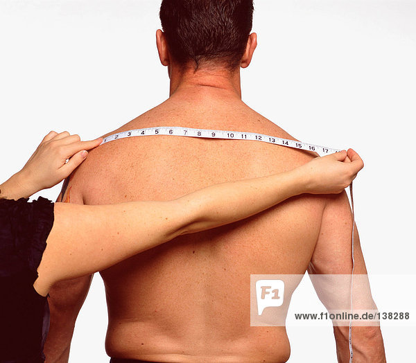 Messung über den männlichen Rücken
