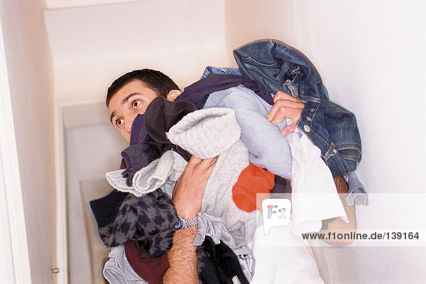 Mann mit schmutziger Wäsche