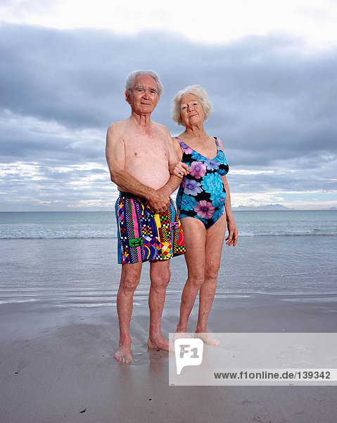 Ein reifes Paar am Strand