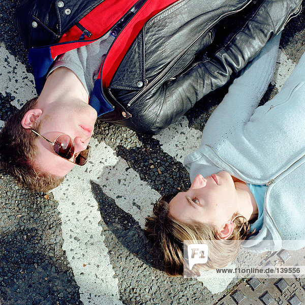 Junges Paar auf der Straße liegend