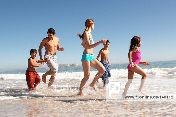Familienspiel am Strand