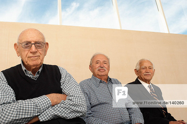 Porträt von drei älteren Männern sitzend