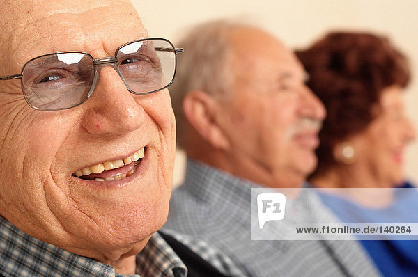 Lächelnder älterer Mann im Vordergrund