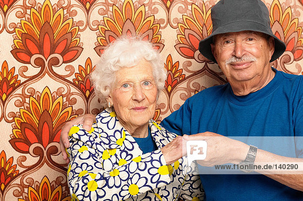 Lächelndes älteres Paar hält sich an den Händen