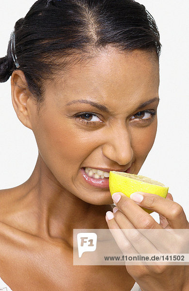 Frau riecht eine Zitrone