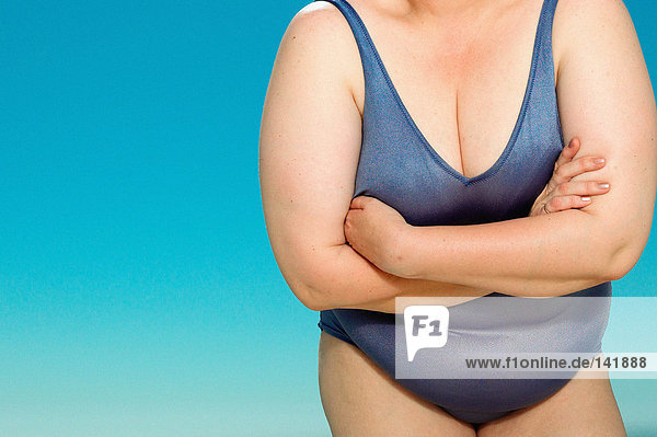 Übergewichtige Frau im Badeanzug