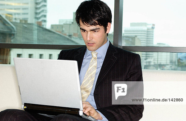 Geschäftsmann mit Laptop-Computer