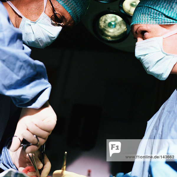 Operationsteam mit Patientin