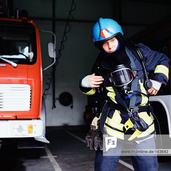 Feuerwehrmann macht sich bereit zum Aufbruch