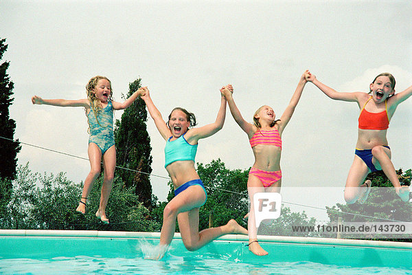 Mädchen spielen am Pool