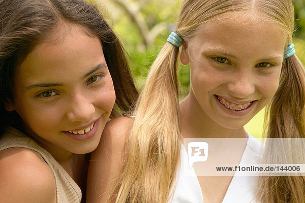Zwei lächelnde junge Mädchen