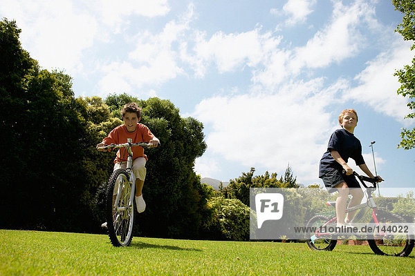 Kleine Jungen beim Radfahren im Park