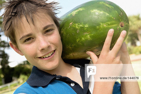 Lächelnder Junge mit Wassermelone