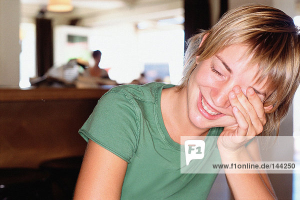 Lächelnde junge Frau im Café