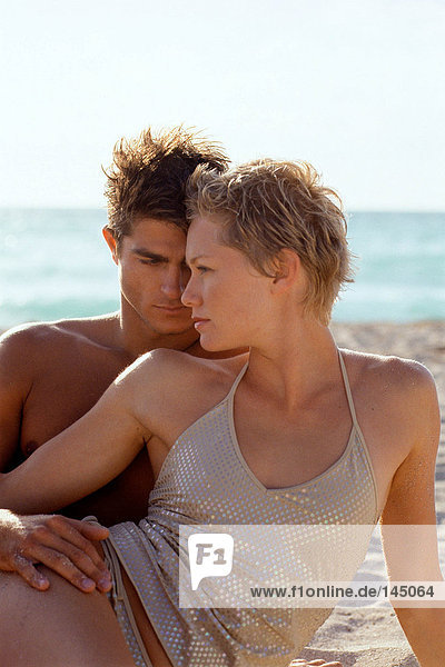 Junges Paar entspannt am Strand