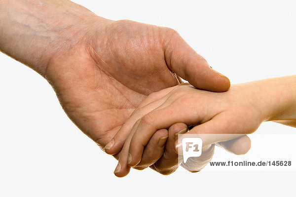 Mann und Frau beim Händchenhalten