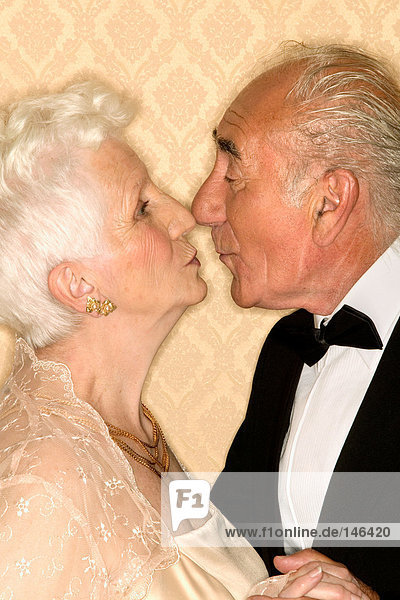 Seniorenpaar beim Küssen