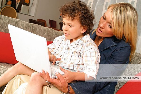 Mitte erwachsen frau und ihrem Sohn mit laptop