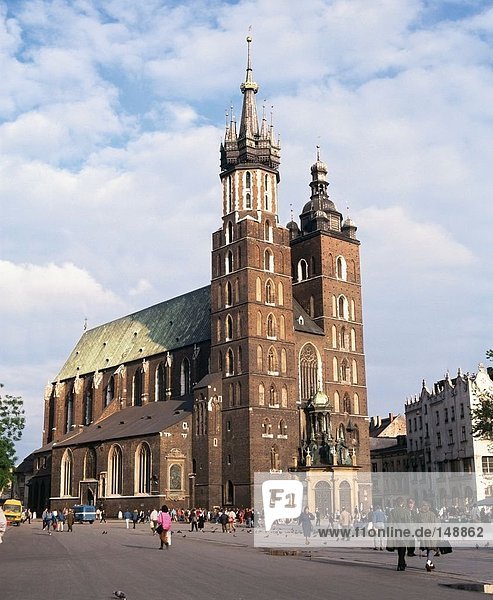 Touristen vor der Kirche  St. Marys Kirche  Krakow  Polen