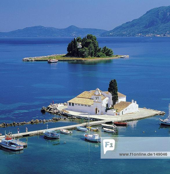 Kirche auf der Insel  Blachernae Kirche  Pontikonisi  Corfu  Greece