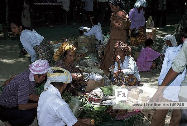 Gruppe von Menschen in lokalen Markt  Borneo  Malaysia
